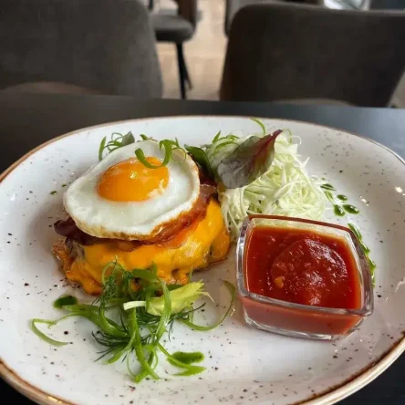 Бифштекс натуральный с беконом и салатом коул слоу