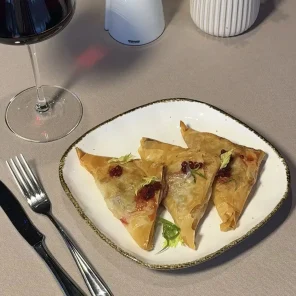 Хрустящие конверты из мяса дичи с домашним лечо