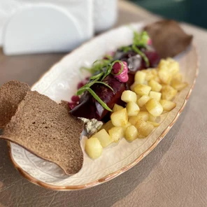 Форшмак из скумбрии с печеной свеклой и жареным картофелем