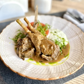 Каре из баранины на косточке с запеченным томатом и соусом аджика