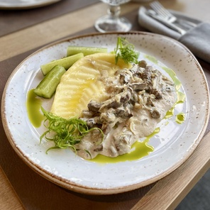 Бефстроганов из мраморной говядины с белыми грибами