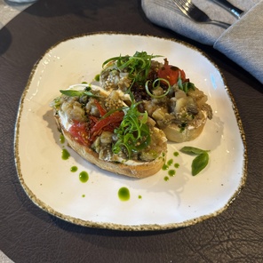 Брускетта с печенным баклажаном