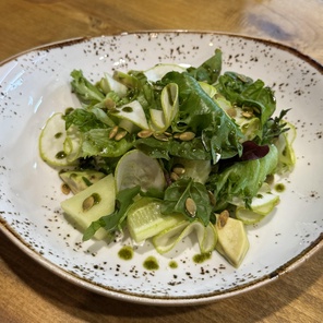 Зеленый салат с сырным кремом