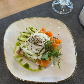 Рисовая вафля с авокадо и красной рыбой