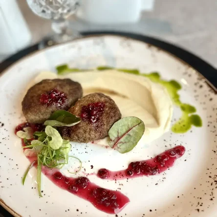 Котлеты из лосятины с пюре из сельдерея