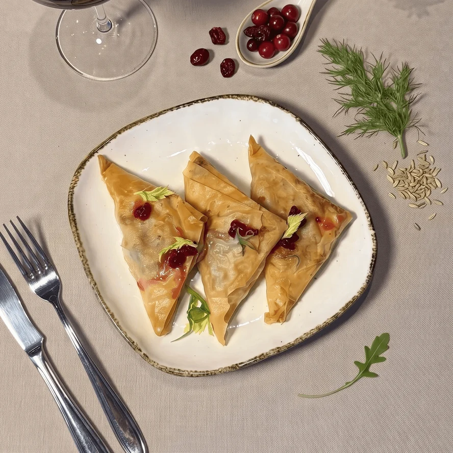 Хрустящие конверты из мяса дичи с домашним лечо