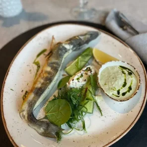 Ледяная рыба с малосольным огурцом и йогуртовым соусом