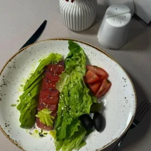 Салат с тунцом и авокадо