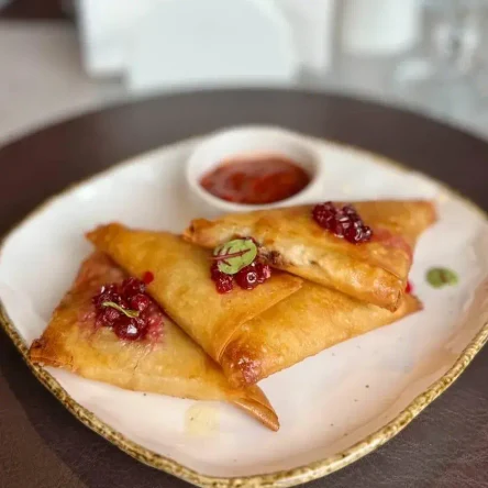 Хрустящие конверты из мяса дичи с домашним лечо