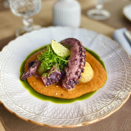 Осьминог запечённый  с печеным картофелем