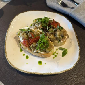 Брускетта с печенным баклажаном