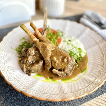 Каре из баранины на косточке с запеченным томатом и соусом аджика