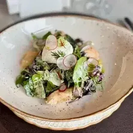 Салат с копчёным лососем и малосольными огурцами