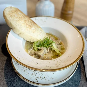 Черноморские рапаны в сливочно-томатном соусе с сельдереем