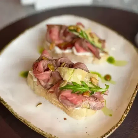 Тонкие слайсы ростбифа из говядины на тосте