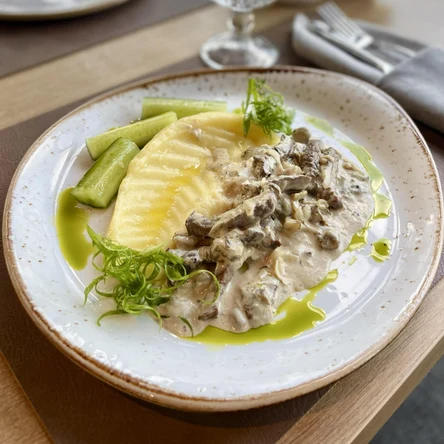 Бефстроганов из мраморной говядины с белыми грибами