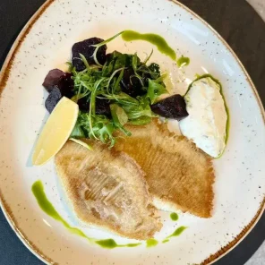 Хрустящие крылья ската с луковым кремом и гремолатой из каперсов и лимона