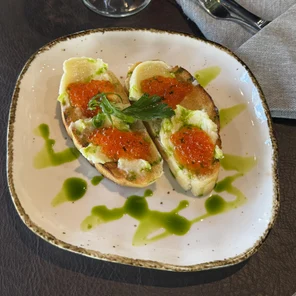 Брускетта с красной икрой