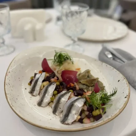 Винегрет из печёных овощей с груздями и балтийской килькой