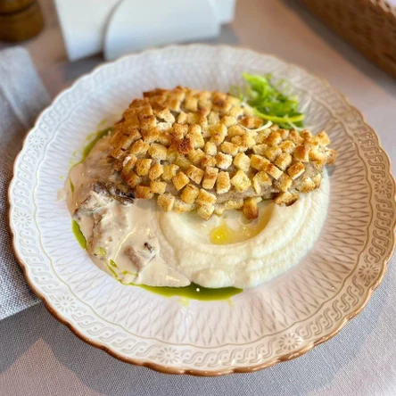 Котлета по- пожарски с пюре из цветной капусты и сливочным маслом