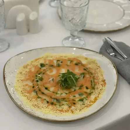 Карпаччо из гребешка и лосося