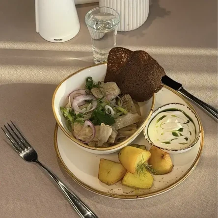 Грузди белые с душистым маслом, картофелем и сметаной