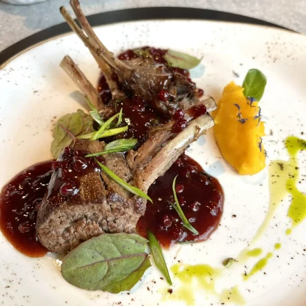 Каре косули на кости с брусничным соусом и тыквенным пюре