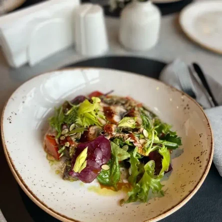 Салат с теплыми баклажанами и угрем