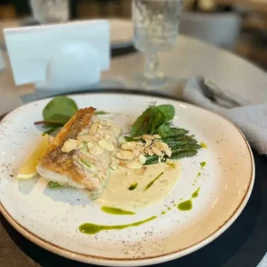 Конгрио (креветочная рыба) со спаржей